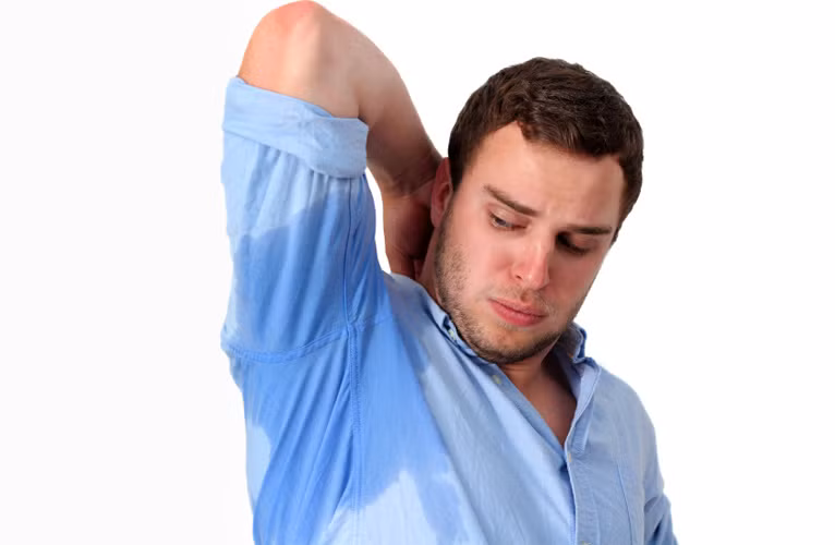 Chọn trang phục thoáng mát. Áo, váy may bằng vải cotton, len, lụa, lanh làm cơ thể thông thoáng và môi hôi bớt tích tụ ở nách. Ngược lại quần áo làm từ vải nyon, tơ nhân tạo, polyester khiến cơ thể bí bách, sẽ làm vùng nách luôn bị ướt sũng.