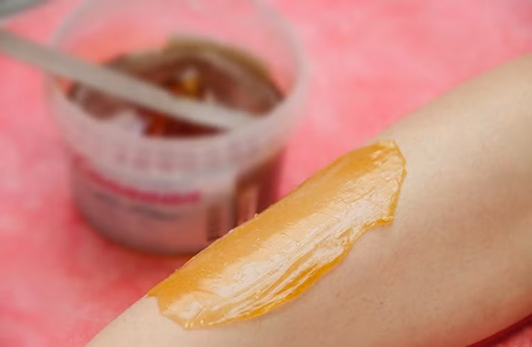 Waxing tốt cho da nhạy cảm. Nếu bạn có một làn da nhạy cảm, cạo lông thường xuyên sẽ khiến da bị rát, tấy. Triệu chứng này không hề xảy ra nếu dùng waxing.