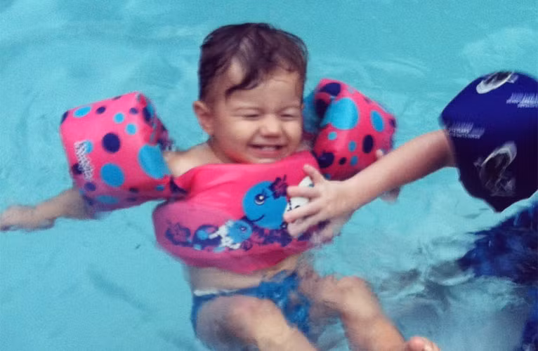 Hãy cho con đeo phao. Không phải đứa trẻ nào cũng chịu đeo phao xuống nước nhưng phao lại là thứ rất cần thiết cho những buổi dạy bơi đầu tiên để đảm bảo an toàn cho trẻ.