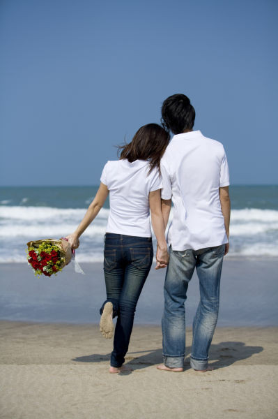 Hôn nhân lãng mạn. Theo đuổi tình yêu lãng mạn, đòi hỏi quá mức vào cuộc sống hôn nhân, kỳ vọng một cuộc sống hôn nhân ngọt ngào, nên thơ như thuở ban đầu, tình yêu đầy màu sắc, sự đam mê không bao giờ tàn phai. Đây là ước muốn viển vong, khi đời sống thực không như ý muốn, hai bên rất dễ xảy ra xung đột, sẽ là vấn đề nghiêm trọng trong hôn nhân.