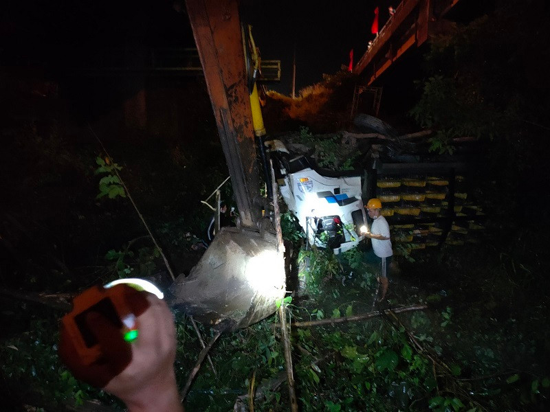 Dang bon bon, xe tai lao thang xuong cau, tai xe nguy kich