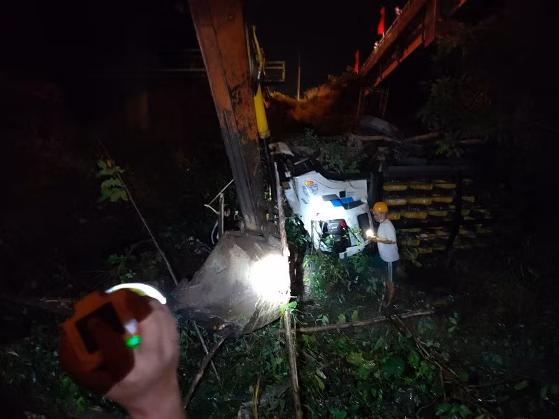 Dang bon bon, xe tai lao thang xuong cau, tai xe nguy kich