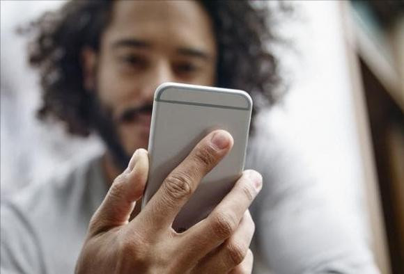 Vi sao nguoi nuoc ngoai khong thich dung op dien thoai?-Hinh-4