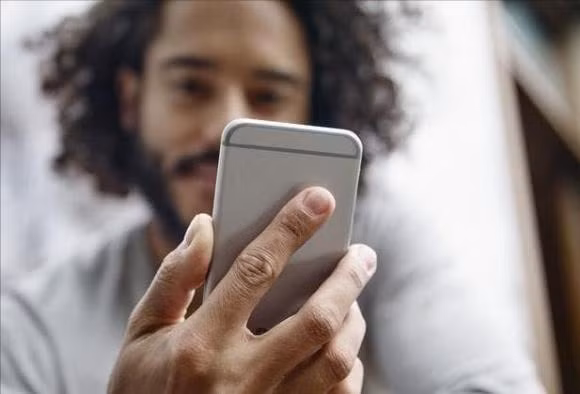 Vi sao nguoi nuoc ngoai khong thich dung op dien thoai?-Hinh-4