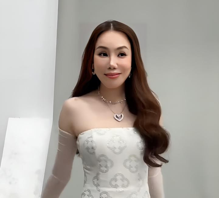 Nhan sắc khác lạ của ca sĩ Hồ Quỳnh Hương ở tuổi 43 - Hình 3 Nhan sac khac la cua ca si Ho Quynh Huong o tuoi 43-Hinh-3