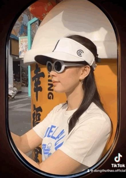 Anh doi thuong Dang Thu Thao qua ong kinh cua chong doanh nhan