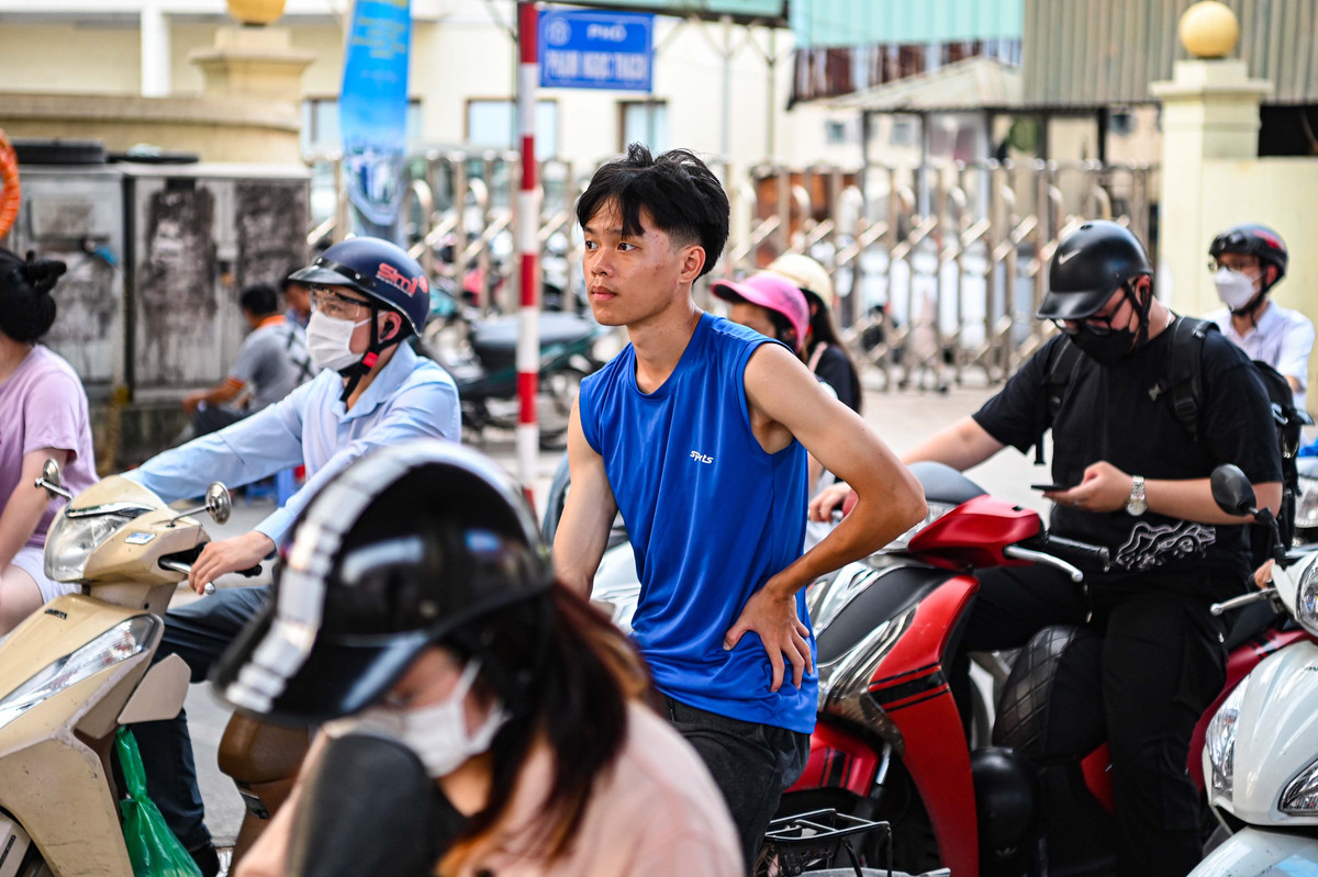 Nhiều tài xế sốt ruột chờ đợi qua đoạn đường ùn tắc. Kiến nghị giải pháp, ông Tâm (ở Thái Hà) cho biết cơ quan chức năng nên nghiên cứu bịt lối quay đầu tại nút giao giữa đường Chùa Bộc và lối vào Học viện Ngân hàng để tránh xung đột giao thông và dòng xe bị kẹt lại vì đèn đỏ.