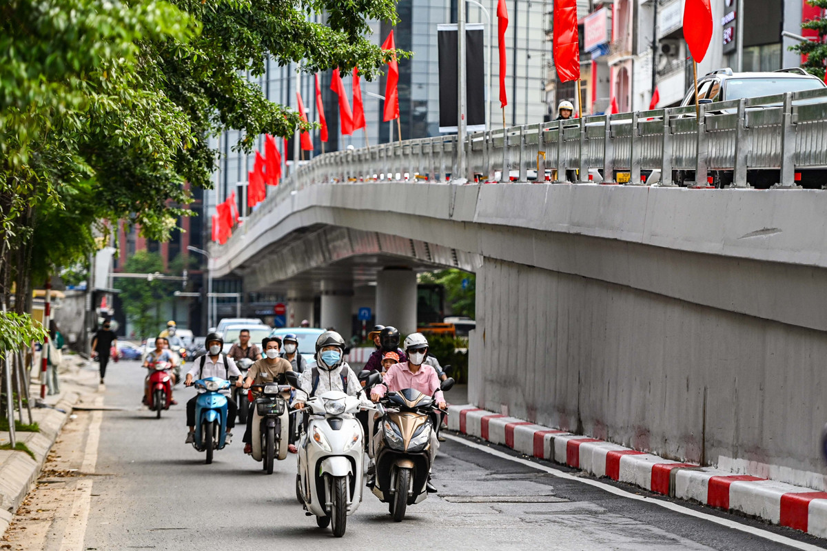 Trong khi đó, các hướng khác quanh nút giao được ghi nhận tình trạng giao thông bình thường, không còn cảnh ùn ứ như khi rào chắn thi công.