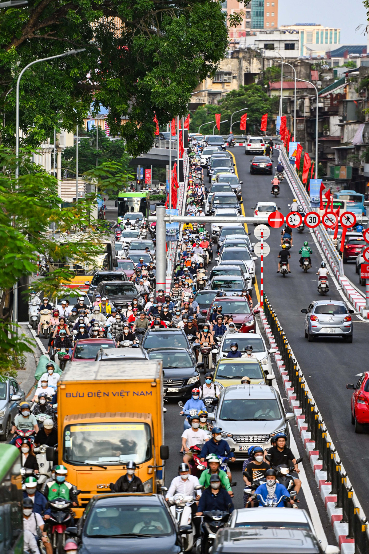 Nửa ngày sau khi cầu vượt thông xe, đến khung giờ cao điểm chiều 30/6, hướng Phạm Ngọc Thạch - Chùa Bộc tái diễn cảnh ùn tắc kéo dài.