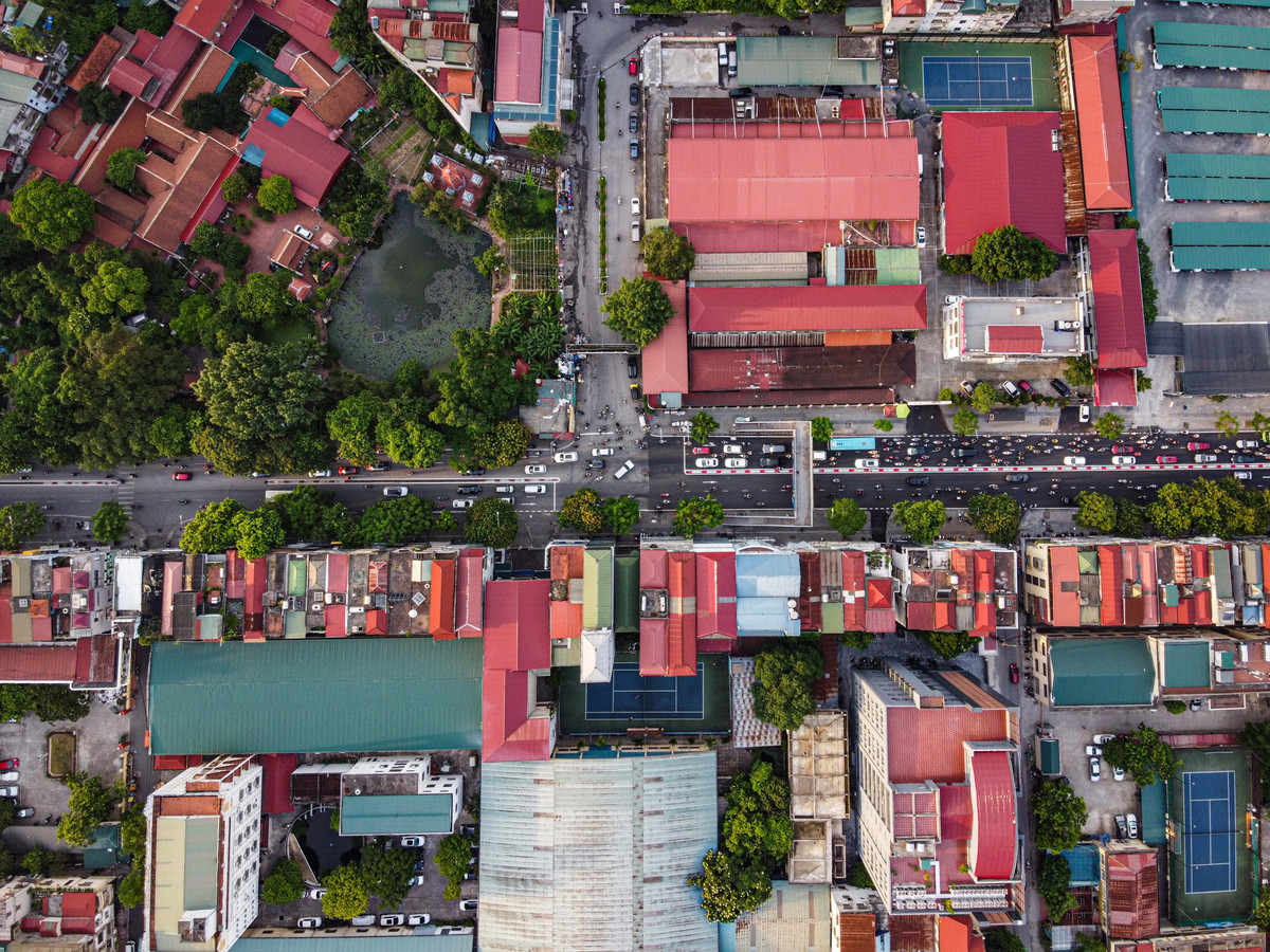 Nguyên nhân là hàng xe phải chờ nhịp đèn đỏ dài hàng chục giây tại nút giao với cổng Học viện Ngân hàng.