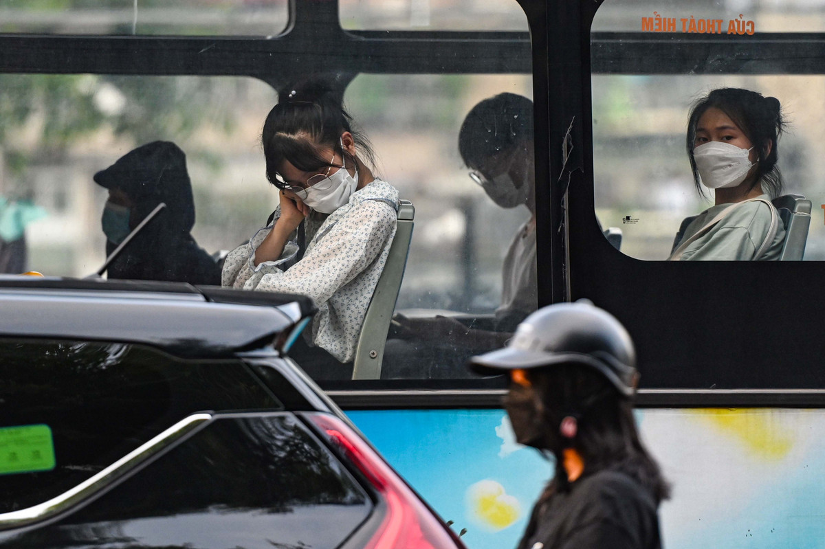 Chiếc xe buýt cách bến đỗ chừng 30 m nhưng phải rất khó khăn mới có thể tiếp cận vào vỉa hè. Nhiều người trên xe tỏ ra mệt mỏi.