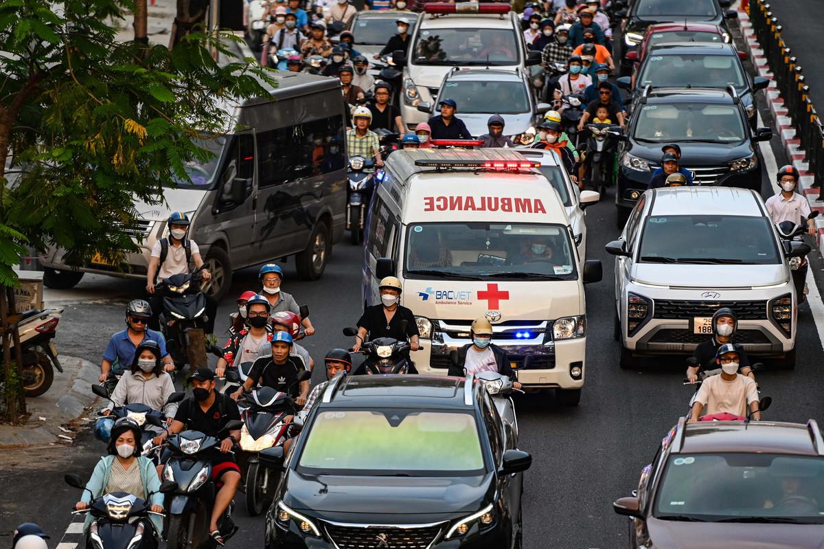 Ùn tắc khiến 2 chiếc xe cứu thương kẹt cứng trên đường Chùa Bộc. Tài xế liên tục ra tín hiệu ưu tiên nhưng các phương tiện không còn khoảng trống để lách ra nhường đường.