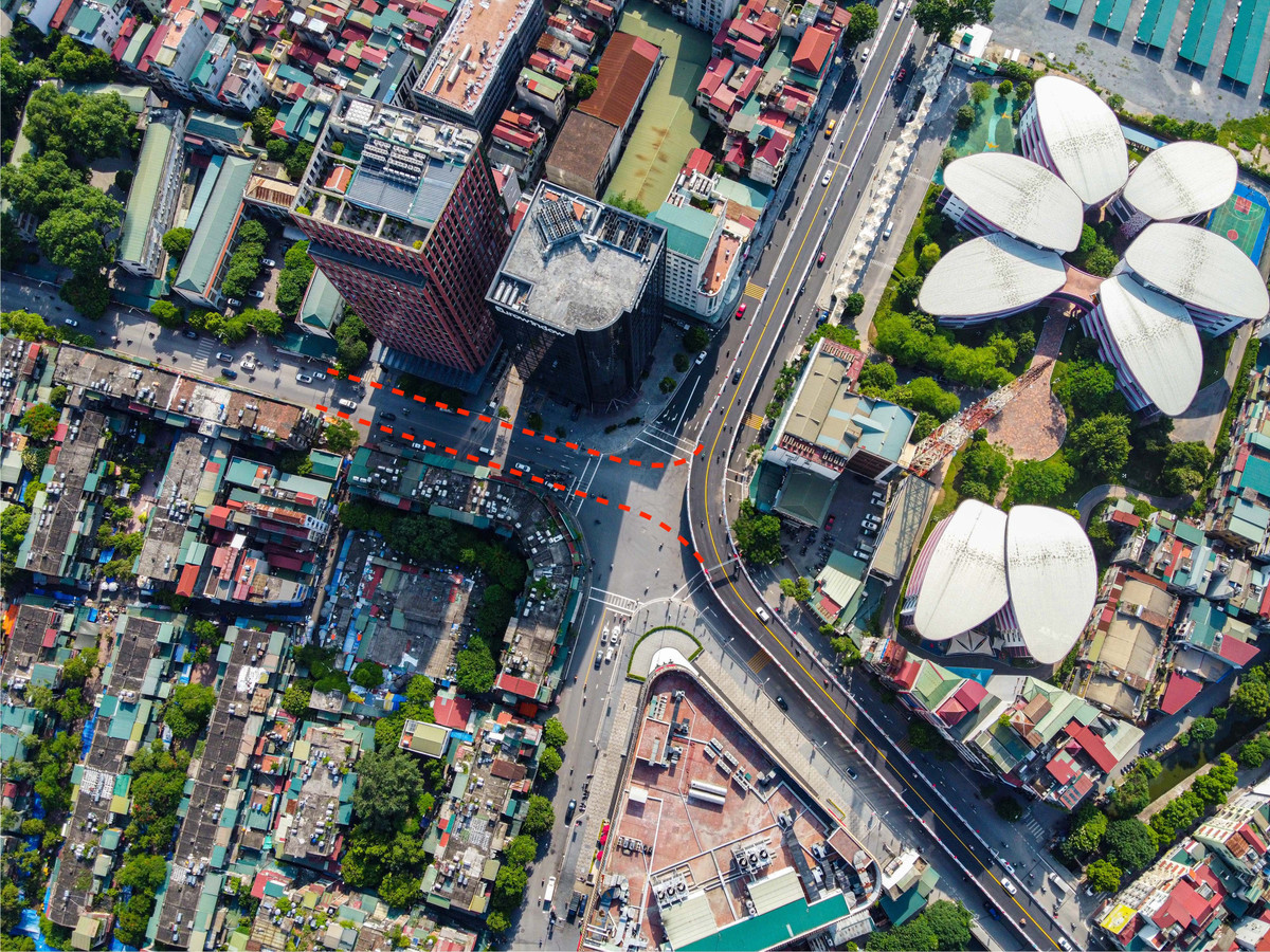 Theo Phó chủ tịch UBND Hà Nội Dương Đức Tuấn, giai đoạn trước mắt khi chưa giải phóng mặt bằng để mở rộng đường Tôn Thất Tùng, UBND Hà Nội quyết định đầu tư trước cầu vượt thép có dạng chữ C; giai đoạn tiếp theo khi tuyến đường Tôn Thất Tùng được mở rộng theo quy hoạch, sẽ hoàn thiện bổ sung nhánh cầu trên đường Tôn Thất Tùng khớp nối tạo thành cầu vượt chữ Y hoàn chỉnh.