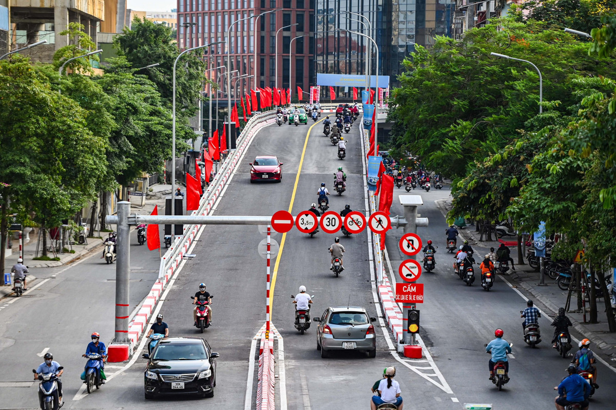 Lối tiếp cận cầu vượt trên đường Phạm Ngọc Thạch thông thoáng xe cộ dù đã vào khung giờ cao điểm lúc 17h45. Tình trạng ùn tắc không còn diễn ra như trước đây.