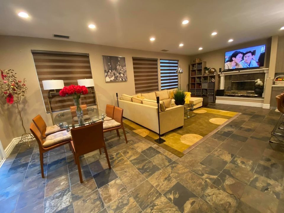 Tông màu chủ đạo bên trong gồm trắng, vàng... Nội thất được kết hợp hài hòa tạo nên vẻ sang trọng, tinh tế của không gian ở.