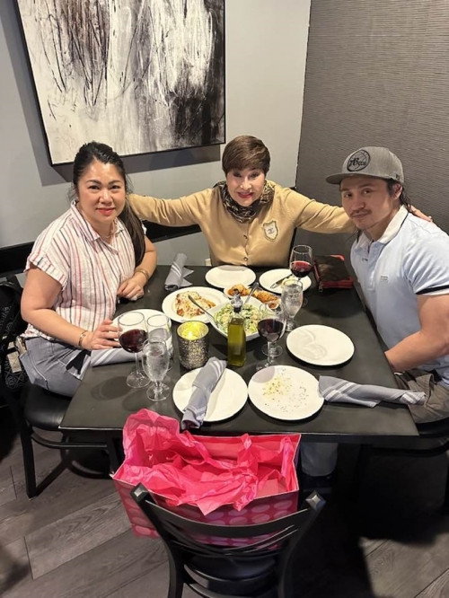 ũng mới đây, bà Liên Phạm chia sẻ hình ảnh trong Ngày của mẹ bên các con của mình, bà còn tiết lộ tự tay ra vườn hái hoa vào cắm.