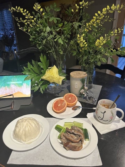 hi khoe bàn ăn với những món điểm tâm cũng có thể thấy những bình hoa xinh xắn được bà Liên Phạm tô điểm, không cầu kỳ mà vẫn mang lại vẻ đẹp nhẹ nhàng.