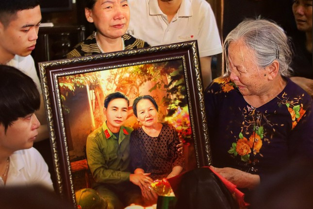 “Sự hy sinh của các anh hùng liệt sĩ để đổi lấy hoà bình, độc lập cho dân tộc khiến lớp trẻ chúng tôi luôn cảm thấy trân trọng, biết ơn. Mọi người trong nhóm sẵn sàng dành thời gian để phục dựng miễn phí các bức ảnh như một cách tri ân đến các anh hùng liệt sĩ, an ủi người thân vơi bớt nỗi buồn”, anh Thắng tâm sự.