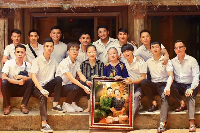 Anh Trung cho hay, hiện nay số lượng tin nhắn nhờ phục chế ảnh liệt sĩ mà nhóm nhận được mỗi ngày rất nhiều, nhưng do nhân lực có hạn nên vẫn chưa thể đáp ứng được hết. Vì thế, anh hy vọng những người làm nghề ảnh trên cả nước cùng bắt tay vào tham gia, chia sẻ với nhóm, một công việc tuy nhỏ nhưng ý nghĩa.
