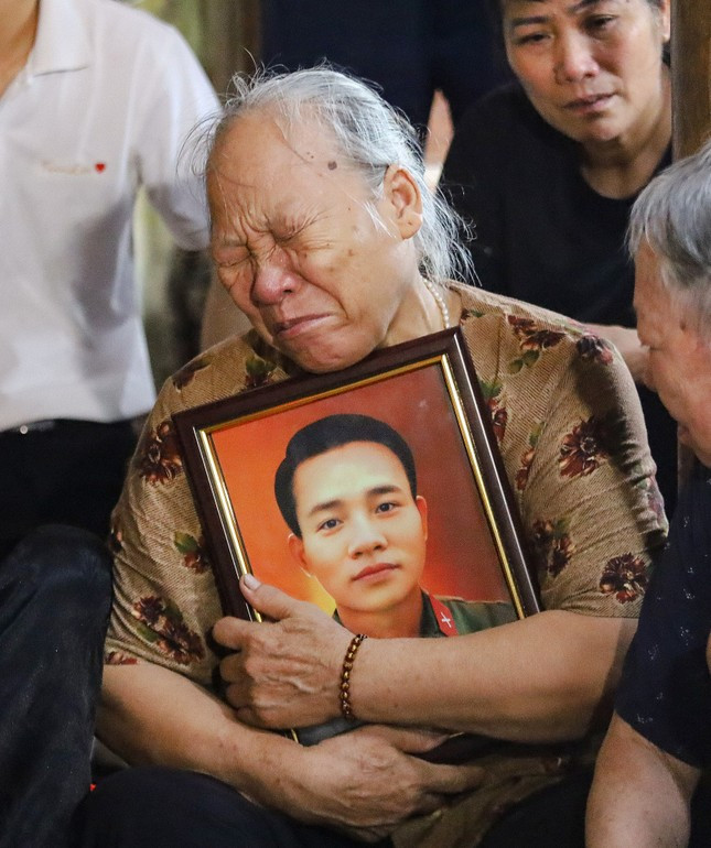 Anh Phùng Quang Trung (sinh năm 1995, quê Hải Dương) - thành viên nhóm cho biết: “Việc phục dựng và trao tặng bức ảnh chân dung các liệt sĩ đúng dịp cả nước hướng tới kỷ niệm 76 năm ngày Thương binh - Liệt sĩ như một lời tri ân sâu sắc tới các anh hùng, liệt sĩ. Những bức ảnh trao đi hoàn toàn miễn phí. Động lực để chúng tôi đi cùng nhau đến nay có lẽ là những lần trao tặng ảnh cho gia đình thân nhân liệt sĩ. Chúng tôi được chứng kiến sự xúc động, nghe những câu chuyện đằng sau tấm ảnh họ được nhận về, mỗi thành viên đều cảm thấy biết ơn và thấy trách nhiệm của người trẻ”.