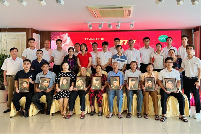 Dịp kỷ niệm 76 năm ngày Thương binh - Liệt sĩ, nhóm bạn trẻ đã phục dựng các bức ảnh chân dung các liệt sĩ và trao tận tay đến các gia đình ở nhiều tỉnh, thành như Thái Bình, Hưng Yên, Nghệ An, Hà Tĩnh, Thanh Hóa, Bắc Giang,...