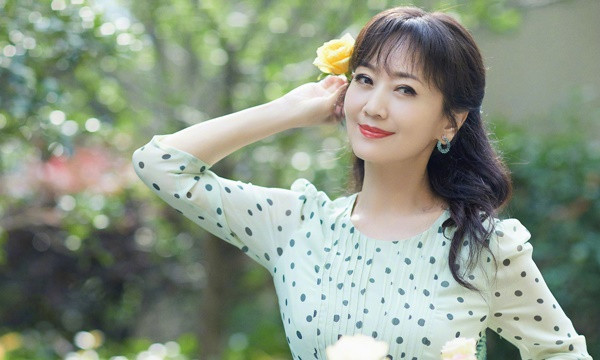 Thuc uong giai doc giup Hoa hau chau A da trang min o tuoi U60-Hinh-4