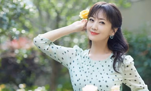 Thuc uong giai doc giup Hoa hau chau A da trang min o tuoi U60-Hinh-4