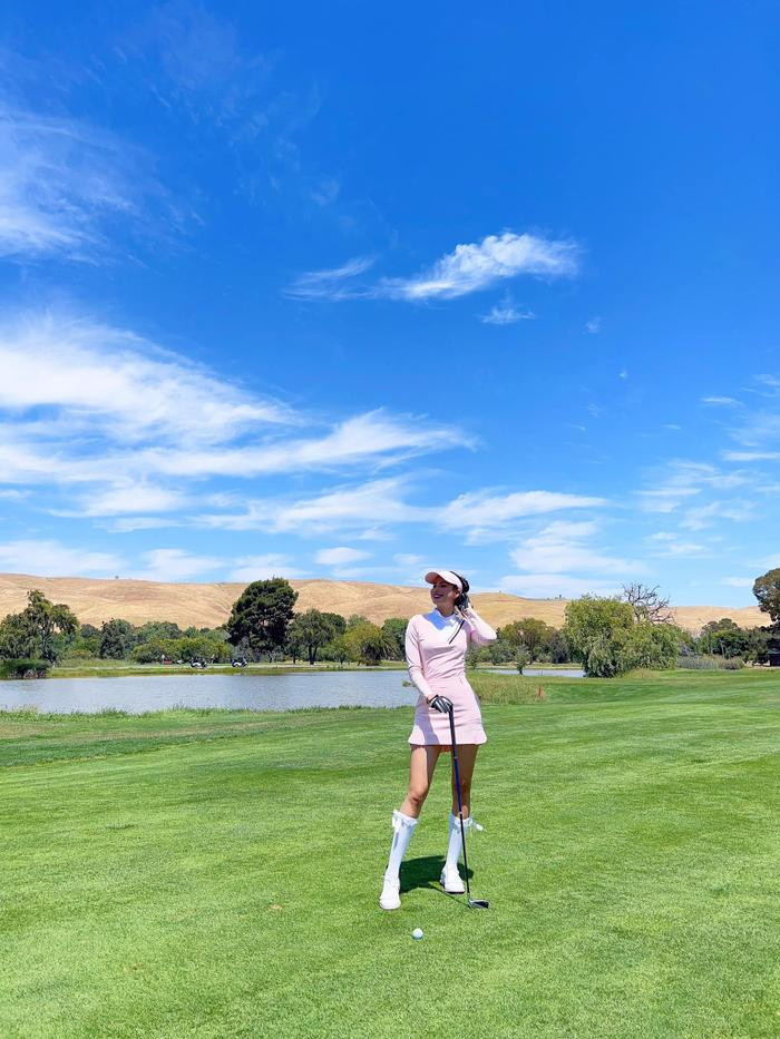 Di danh golf, Pham Huong khoe 