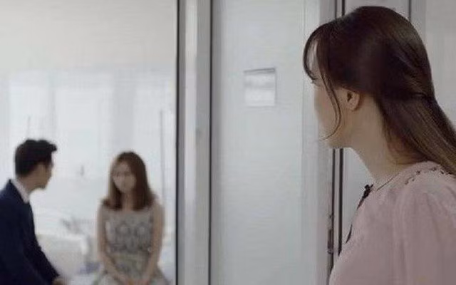 Lao den danh ghen, soc nang khi thay khuon mat cua tinh dich