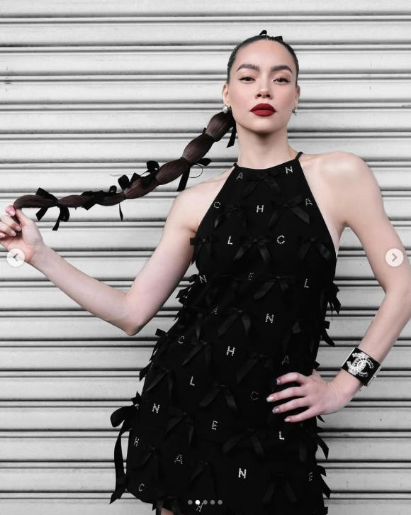 Sau buổi chụp ảnh, Hà Hồ đã tiếp tục di chuyển đến các nước khác ở để thực hiện chuyến công tác kết hợp với du lịch cùng gia đình. Cô đã không ngại ngần bày tỏ sự biết ơn dành cho ông xã Kim Lý vì điều này: "Lại bay, may có anh". Cô đính kèm ảnh mặt lựa lưng chồng cực tình tứ. Trong suốt những chuyến công tác của Hà Hồ chưa bao giờ vắng mặt Kim Lý. Anh luôn theo sát chăm sóc và hỗ trợ cho vợ nếu không có lịch trình riêng.