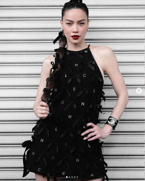 Mới đây, trên Insatgram đã xuất hiện đoạn clip quay lén khi Hồ Ngọc Hà đang liên tục tạo dáng chụp ảnh trong một buổi shooting cho nhãn hàng. Nữ ca sĩ diện đầm đen kết đá cực sang chảnh phối cùng đôi boots lưới cùng tông vô cùng sành điệu. Bà mẹ ba con ghi điểm với thần thái rạng ngời, khuôn mặt không góc chết. Dù là cười hay không cười, dù lạnh lùng hay rạng rỡ... "Nữ hoàng giải trí" vẫn xứng danh biểu tượng thời trang nhan sắc của làng giải trí Việt.