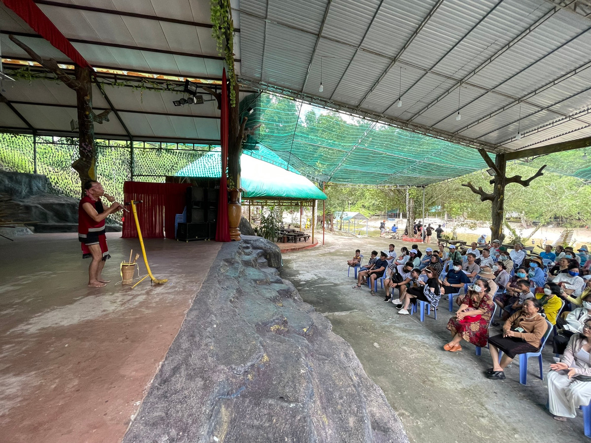 Các nghệ sĩ Raglai biểu diễn kèn bầu. Nơi đây còn diễn ra chương trình biểu diễn nhạc cụ dân tộc truyền thống của đồng bào Raglai. Cách bài trí các công cụ lao động, cung, nỏ, trang phục dân tộc, dàn nhạc cụ với đàn đá chủ đạo cùng hòa âm với đàn Tơ rưng, Krong put, trống, sáo Ta Cung gọi bạn, sáo Tale Piloy… xen lẫn minh họa lễ hội của đồng bào thiểu số Raglai. Ngoài việc vui chơi giải trí, khách du lịch còn được hiểu biết thêm về phong tục tập quán, bản sắc văn hóa của người dân tộc Raglai.