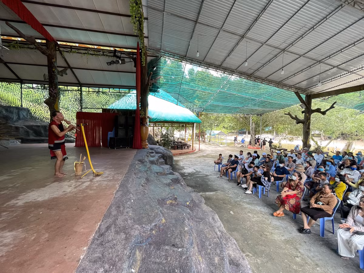 Các nghệ sĩ Raglai biểu diễn kèn bầu. Nơi đây còn diễn ra chương trình biểu diễn nhạc cụ dân tộc truyền thống của đồng bào Raglai. Cách bài trí các công cụ lao động, cung, nỏ, trang phục dân tộc, dàn nhạc cụ với đàn đá chủ đạo cùng hòa âm với đàn Tơ rưng, Krong put, trống, sáo Ta Cung gọi bạn, sáo Tale Piloy… xen lẫn minh họa lễ hội của đồng bào thiểu số Raglai. Ngoài việc vui chơi giải trí, khách du lịch còn được hiểu biết thêm về phong tục tập quán, bản sắc văn hóa của người dân tộc Raglai.