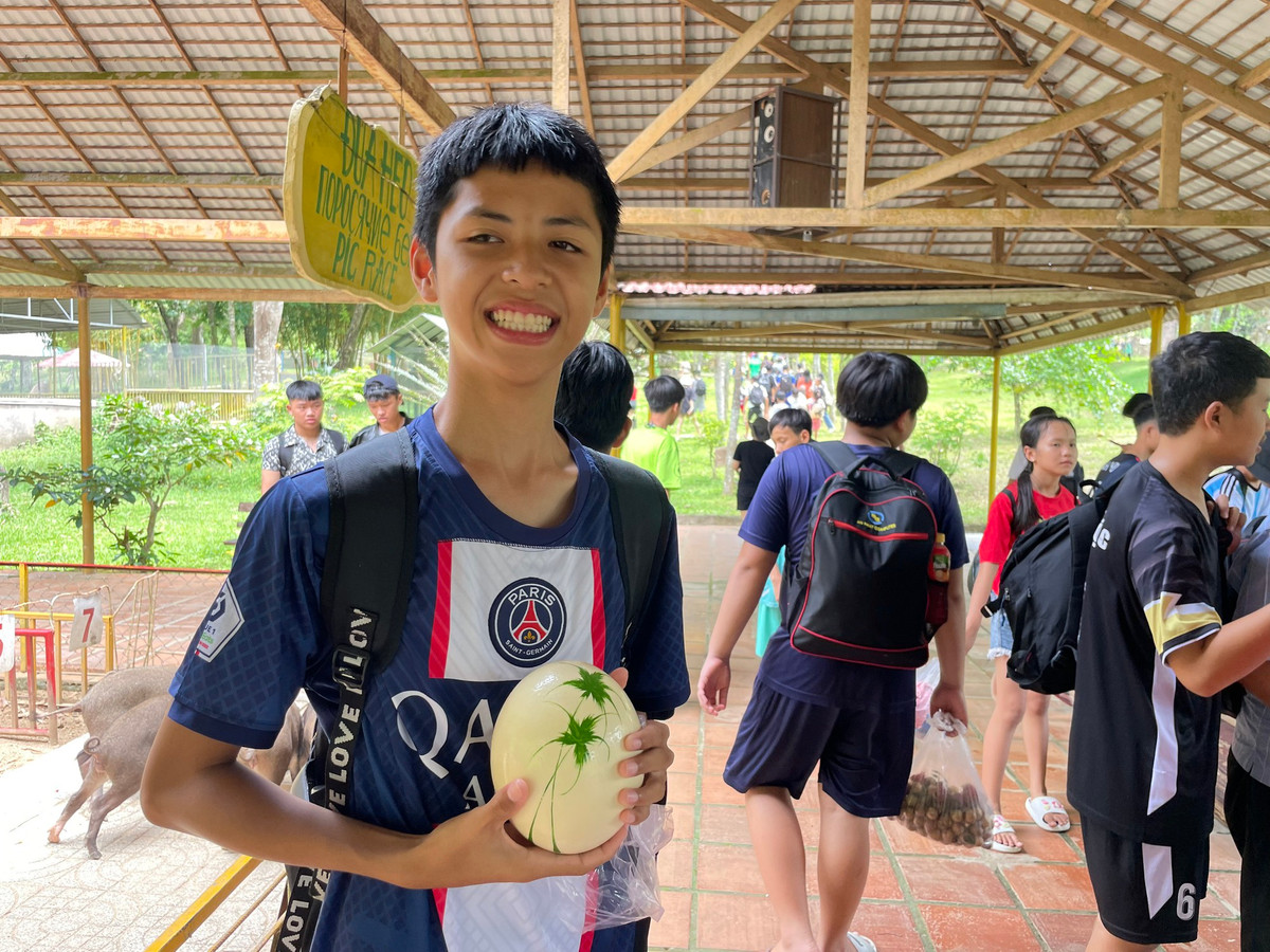 Xem đua heo và đặt cược sẽ trúng quả trứng đà điểu khổng lồ.