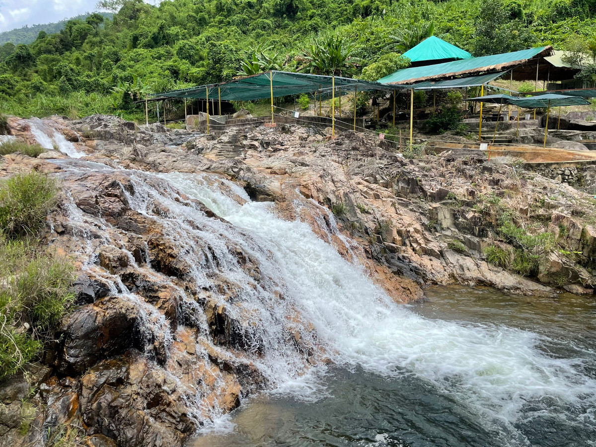 Thác Ho Cho với suối khoáng nóng, rất thích hợp ngâm mình thư giãn. 
