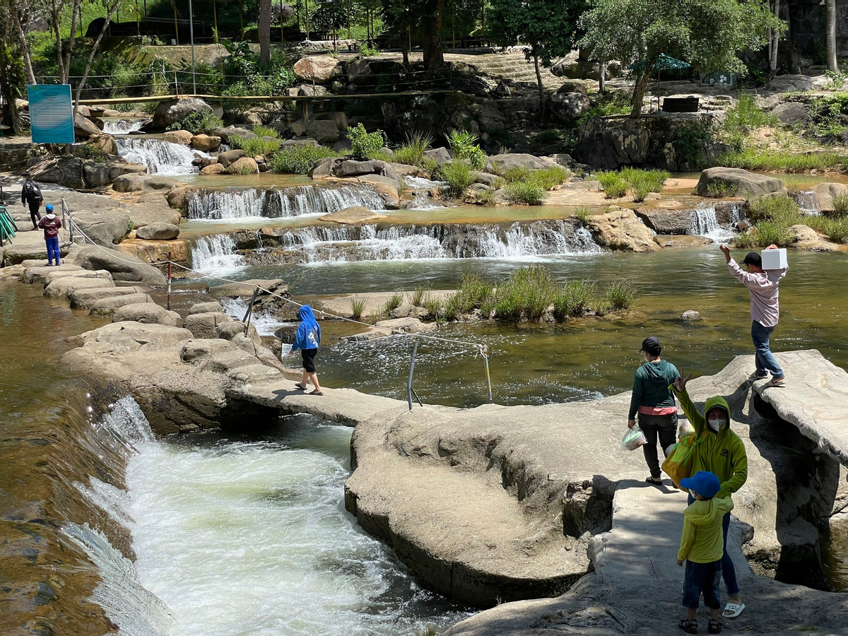 Đặc biệt, khu vực thác chính Yang Bay là địa điểm lý tưởng cho buổi dã ngoại, tắm suối giải nhiệt mùa hè.