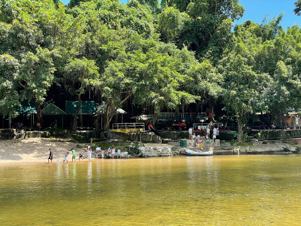 Khu vực thác nước Yang Bay rất thích hợp để tắm suối, giải nhiệt mùa hè.