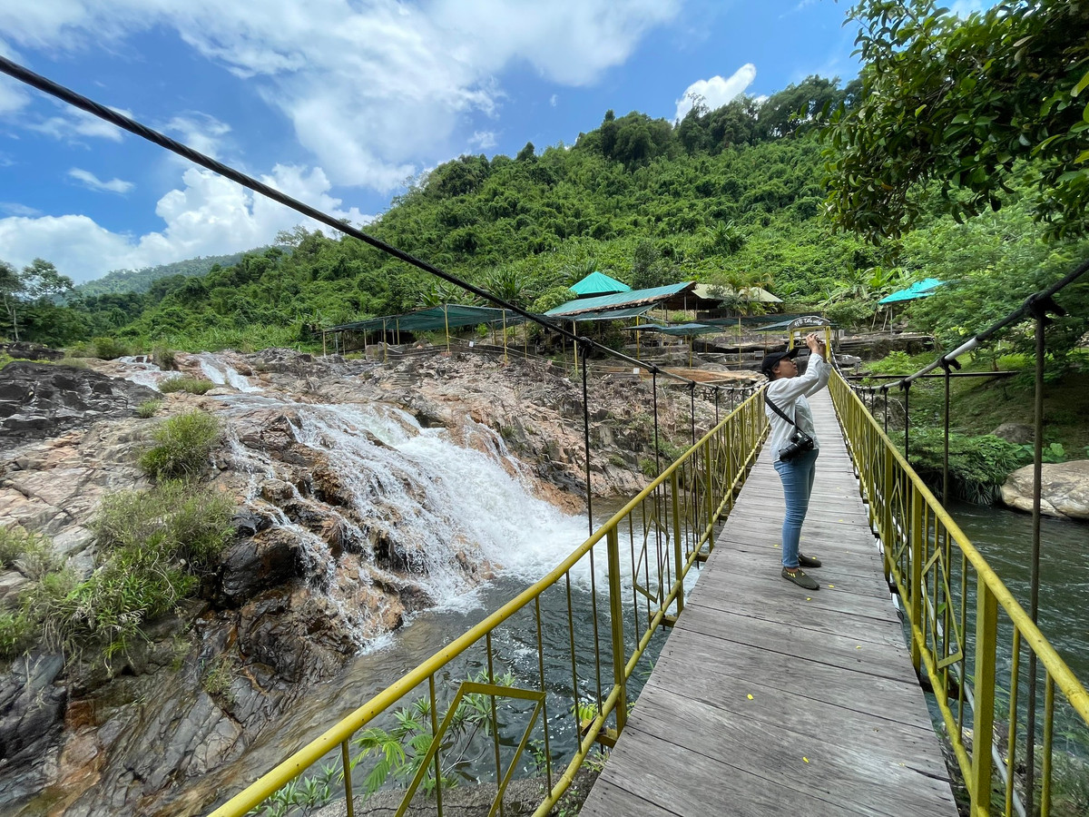 Ở thác Ho Cho, du khách còn được thưởng thức và khám phá mạch nước khoáng nóng tự nhiên mà khi ngâm mình xuống sẽ cảm nhận hai luồng nước nóng, lạnh chảy song hành. Ngoài ra, khách du lịch sẽ được ngắm những thác nước đổ từ trên cao xuống dưới trông như những dải lụa trắng.