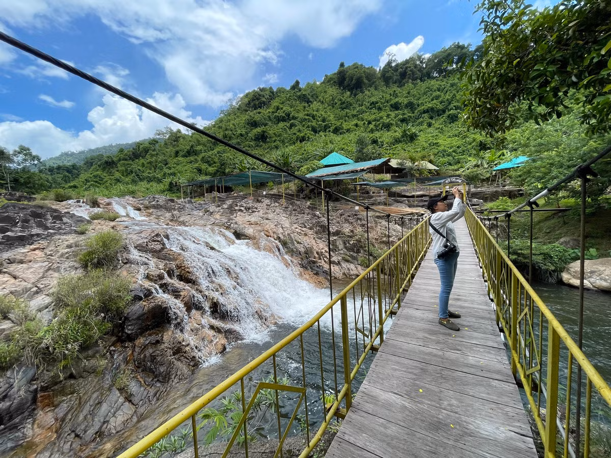 Ở thác Ho Cho, du khách còn được thưởng thức và khám phá mạch nước khoáng nóng tự nhiên mà khi ngâm mình xuống sẽ cảm nhận hai luồng nước nóng, lạnh chảy song hành. Ngoài ra, khách du lịch sẽ được ngắm những thác nước đổ từ trên cao xuống dưới trông như những dải lụa trắng.