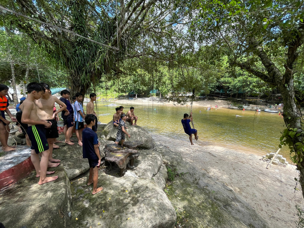 Đu dây xuống suối.