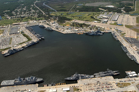 Tàu đổ bộ trực thăng lớp San Antonio và tàu khu trục Aegis, tàu tuần dương tại căn cứ Mayport