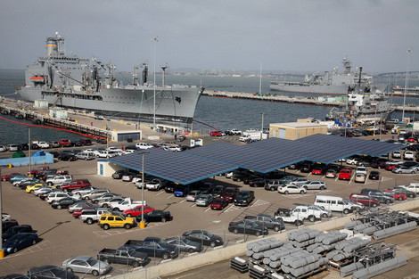 Tàu hậu cần tại căn cứ San Diego.