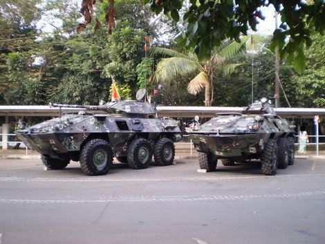 Biến thể LAV-300 gắn pháo 90mm và gắn súng máy 7,62mm.