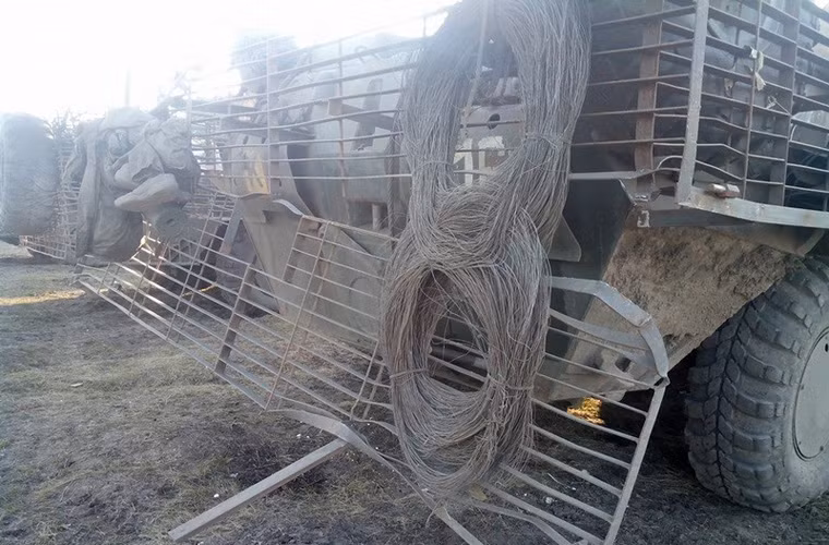 Không ít xe còn được bổ sung thêm những vật dụng khác bên ngoài như hòm đạn, lốp xe cỡ lớn…