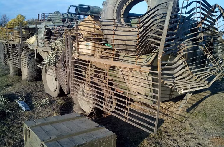 Trước tình hình đó, Quân đội Ukraine có một số cải tiến tạm thời nhằm tăng cường bảo vệ xe và đặc biệt là binh sĩ. Cách phổ biến nhất là việc một số xe thiết giáp BTR-80 đã được bọc thêm lồng sắt (chống đạn súng diệt tăng RPG-7). Thật ngạc nhiên khi phương án này đã đem lại hiệu quả nhất định.