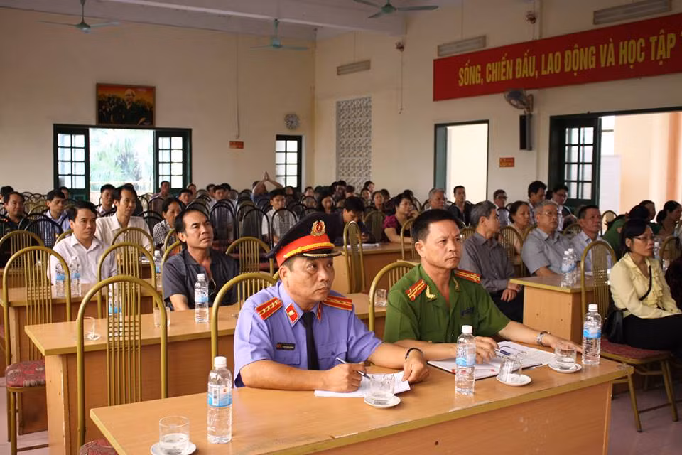 Quang cảnh buổi xin lỗi công khai.