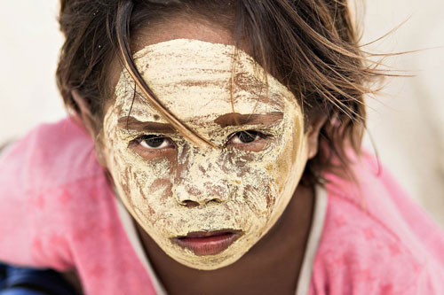 Người Bajau sống phân tán nhiều nơi của Đông Nam Á, tập trung ở phía nam Philippines, Indonesia và Malaysia. Ngôi làng Omadal này có khoảng 70 gia đình sống trên túp lều nối với nhau bằng những cây cầu. Người dân nơi đây dùng bột nghệ Borak bôi lên mặt để chống nắng.