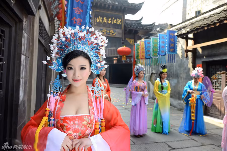 Tân Nhai hóa trang thành “Nữ thần tài” để tham gia lễ hội mùa xuân, đón Tết tại khu phố cô đang sinh sống.