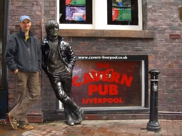 9. Đến thăm một nơi mà bạn cảm thấy thiêng liêng: Cho dù đó là một quảng trường, một đài tưởng niệm hay thậm chí là sân bóng đá, thì từng phút, từng giây tại đó với bạn cùng thật quý giá.