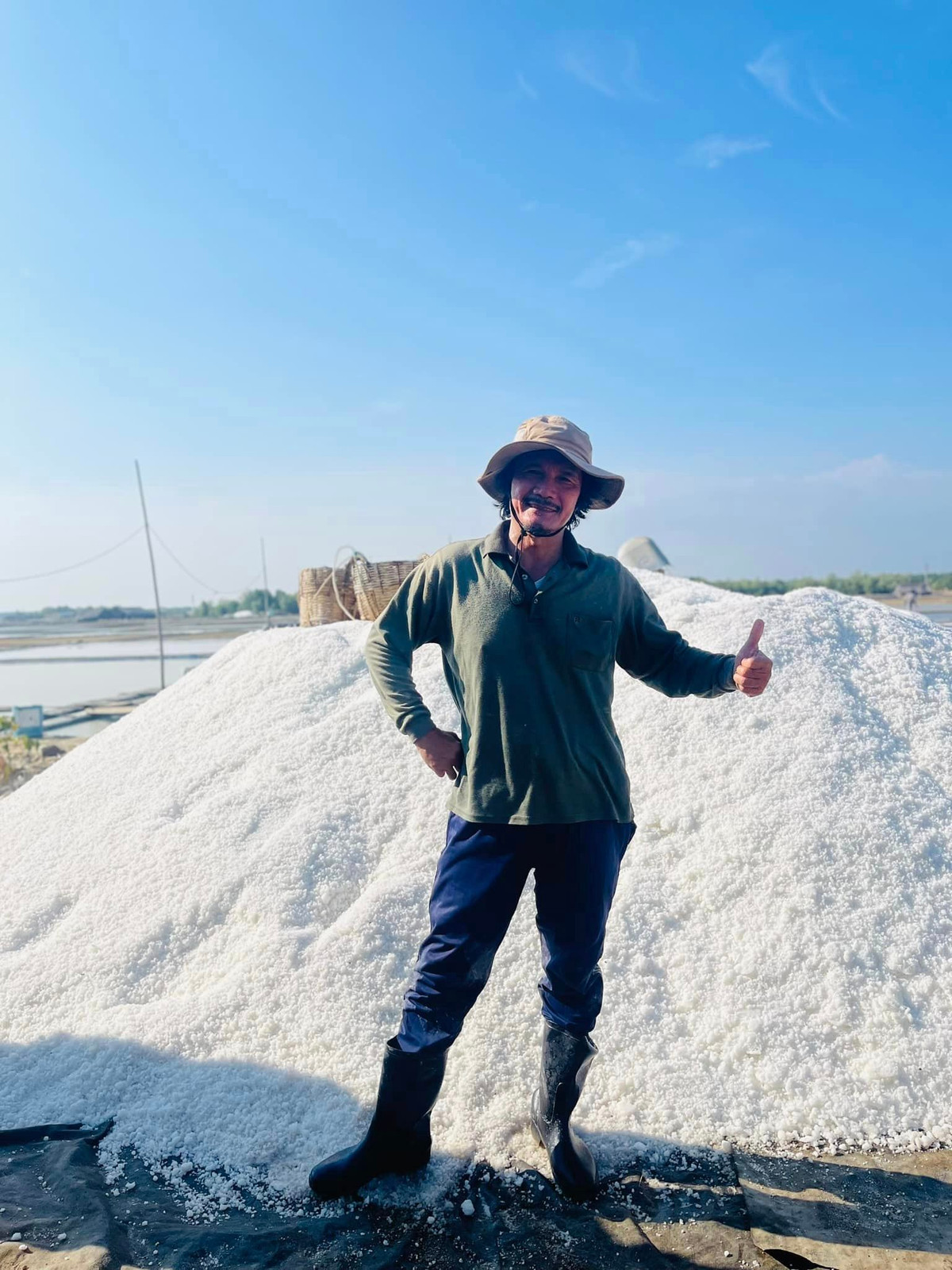 NSUT cuoi hoc tro kem 22 tuoi, ngoai 60 van miet mai lo com ao-Hinh-2